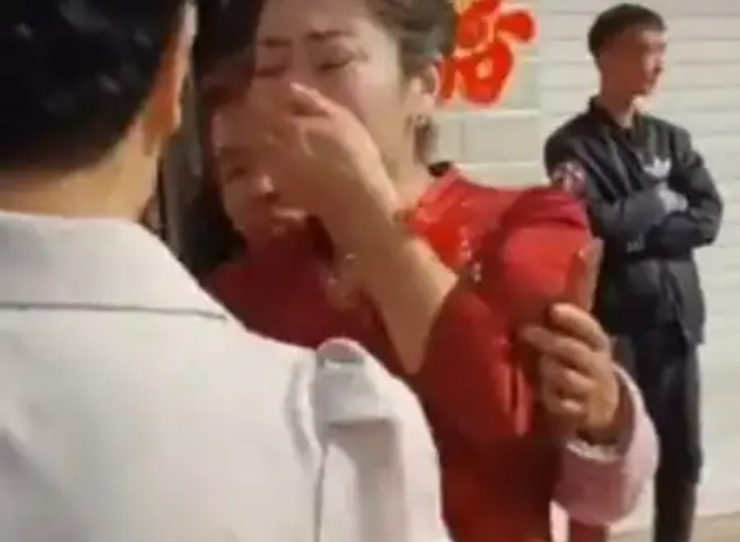Noiva descobre durante casamento na China que é filha de sua sogra